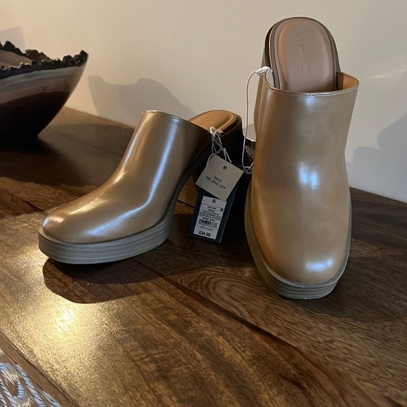 Universal Thread - tan - easy on 9.5 - Picture 2 of 9